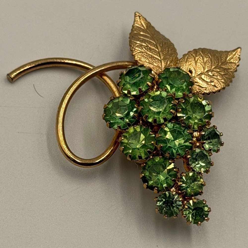 Vintage Green Rhinestone Grape Cluster Brooch Gold Tone Leaf Vine Pin